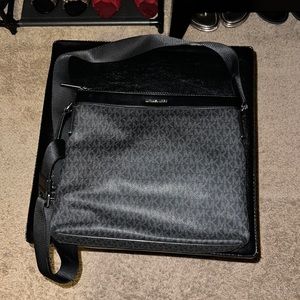 Great Condition Michael Kors adjustable Messenger Bag